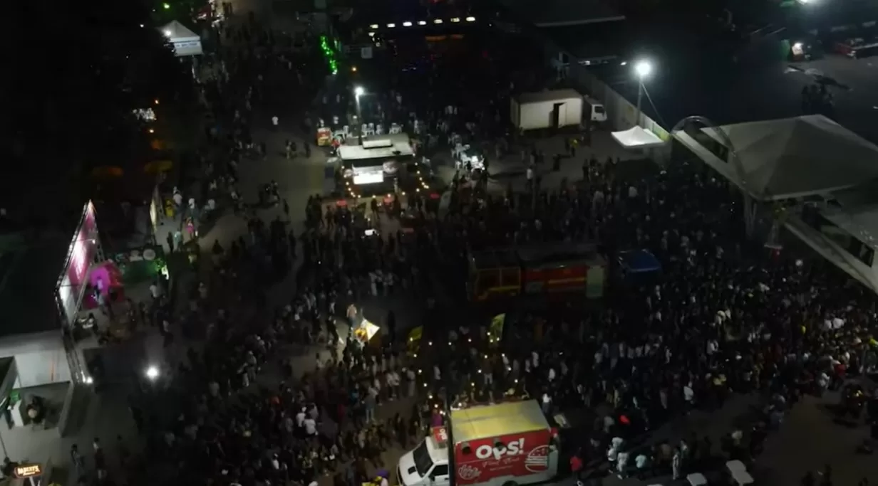 Grande fila se forma para o show de Mari Fernandez, que tem entrada gratuita