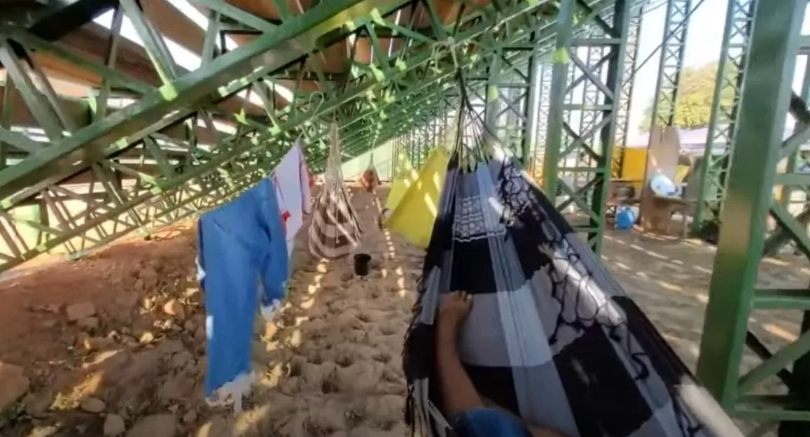 Trabalhadores dormem no Parque de Exposições para economizar com custos