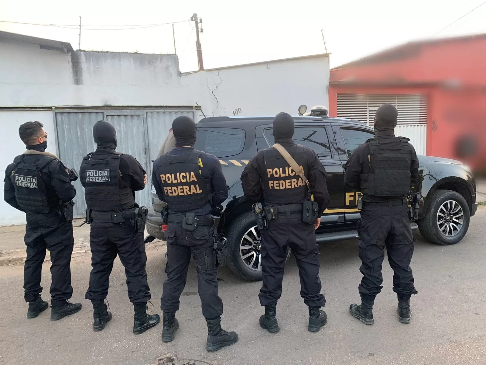 Forças de seguranca cumprem mandados de prisão contra membros de facção criminosa