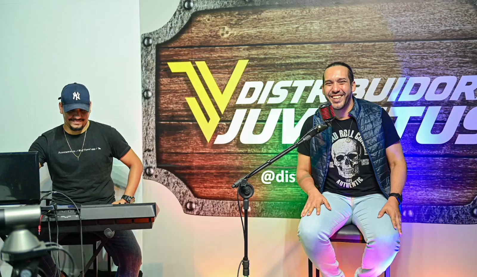 Edu Casseb fala da carreira musical e canta no palco do ac24horas e Ecos da Notícia