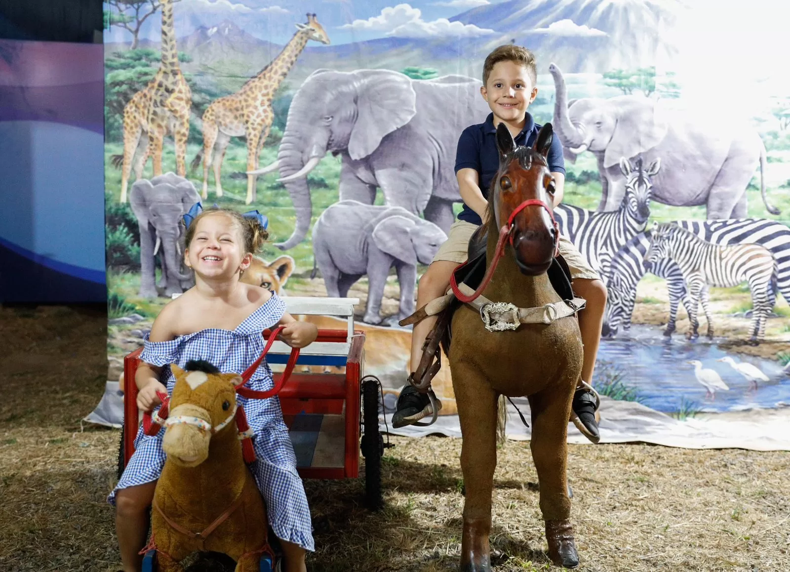 Acreano trabalha há 20 anos fazendo tradicional foto de crianças sentadas no cavalinho