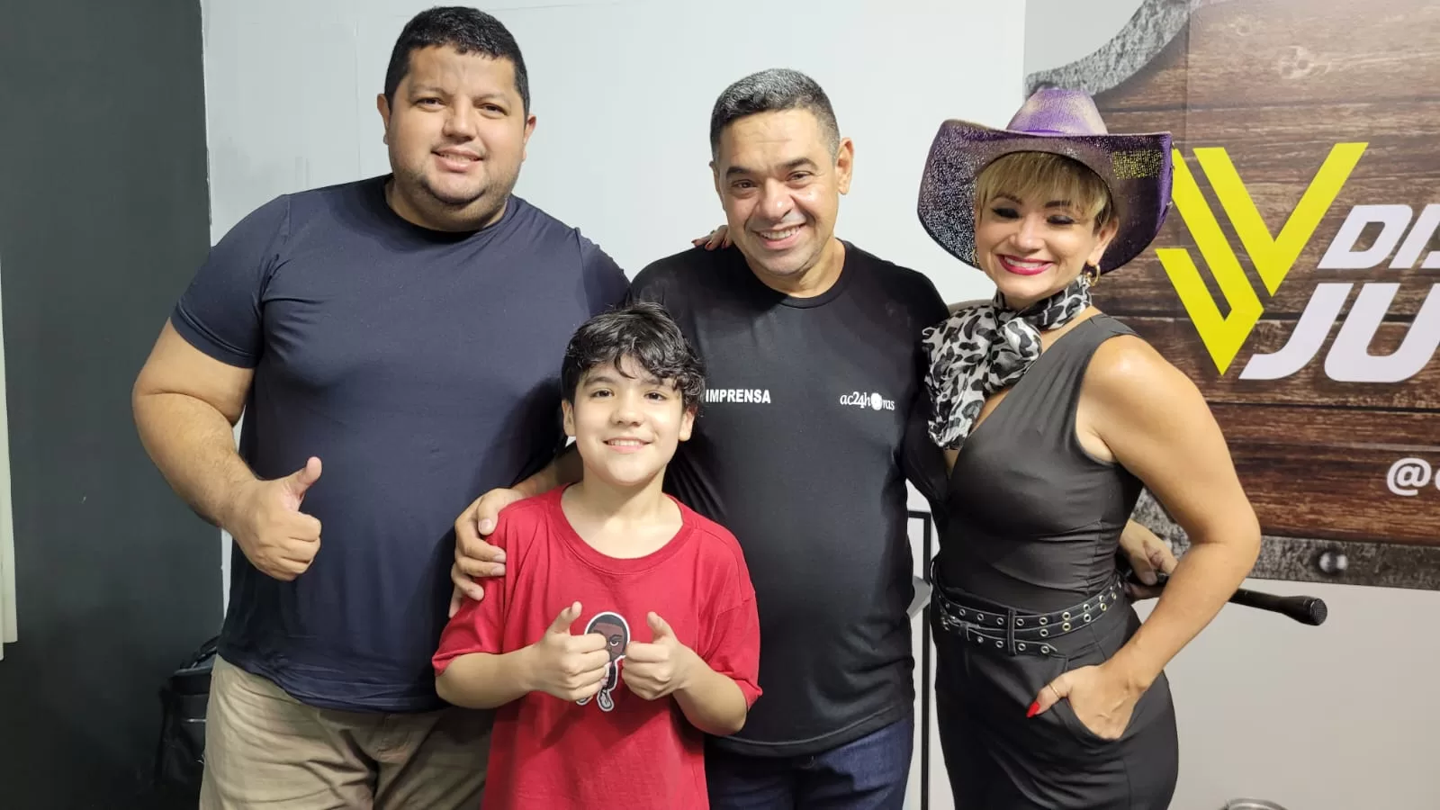 Fã mirim do ac24horas faz questão de conhecer a estrutura da transmissão da Expoacre