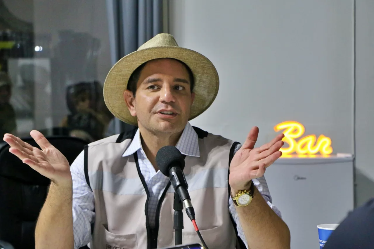 Gladson reclama de empresas aéreas e diz que problema do Acre é a geração de emprego