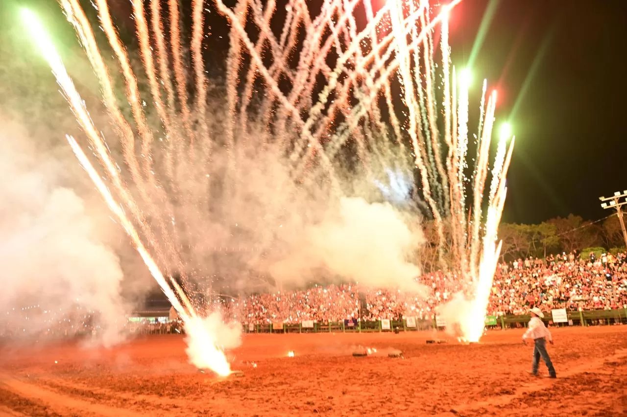 Multidão lota arena para acompanhar final do rodeio no encerramento da Expoacre