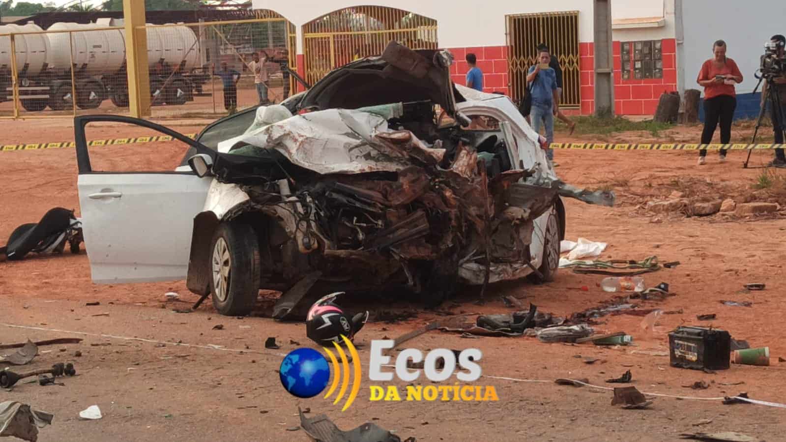 Colisão entre carro e caminhão deixa cinco mortos e três feridos na BR-364
