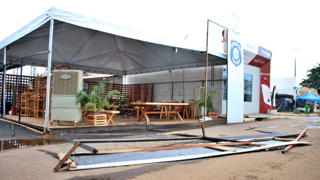 Temporal causa destruição em arena e estandes da Expoacre