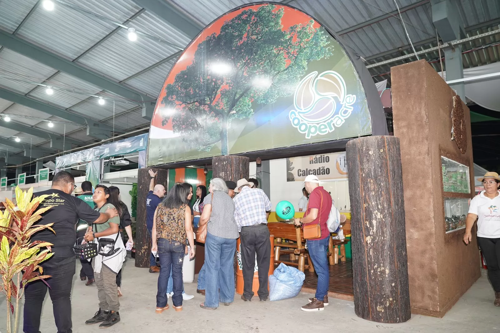 Cooperacre, Coopermóveis e Cooperfarinha marcam presença na maior feira de negócios do Acre