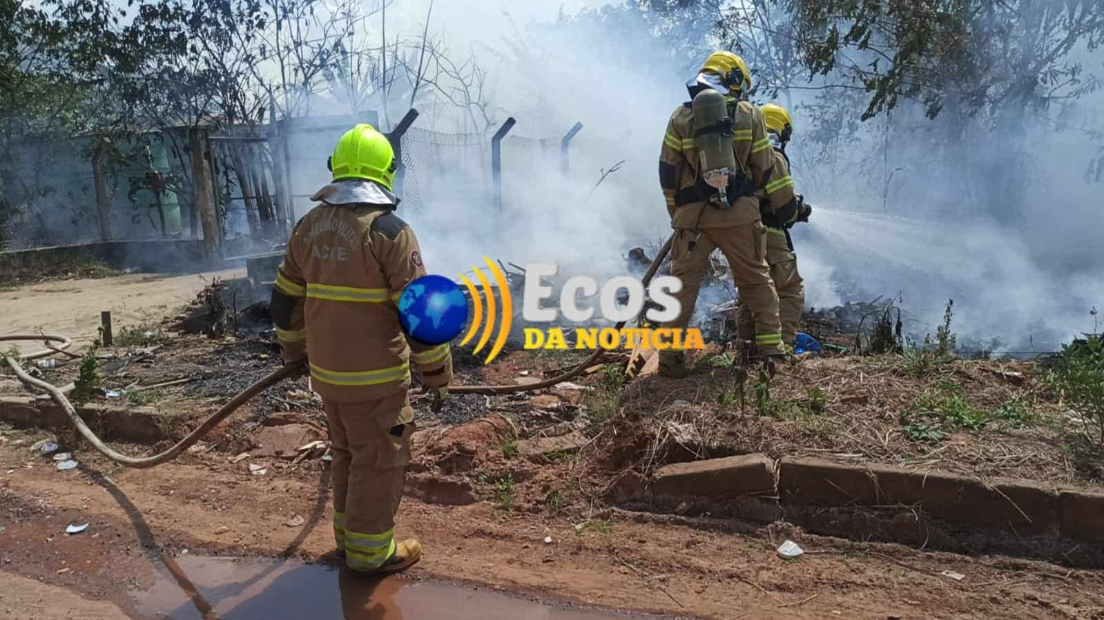 Estação de Tratamento de Esgoto abandonada é consumida por fogo