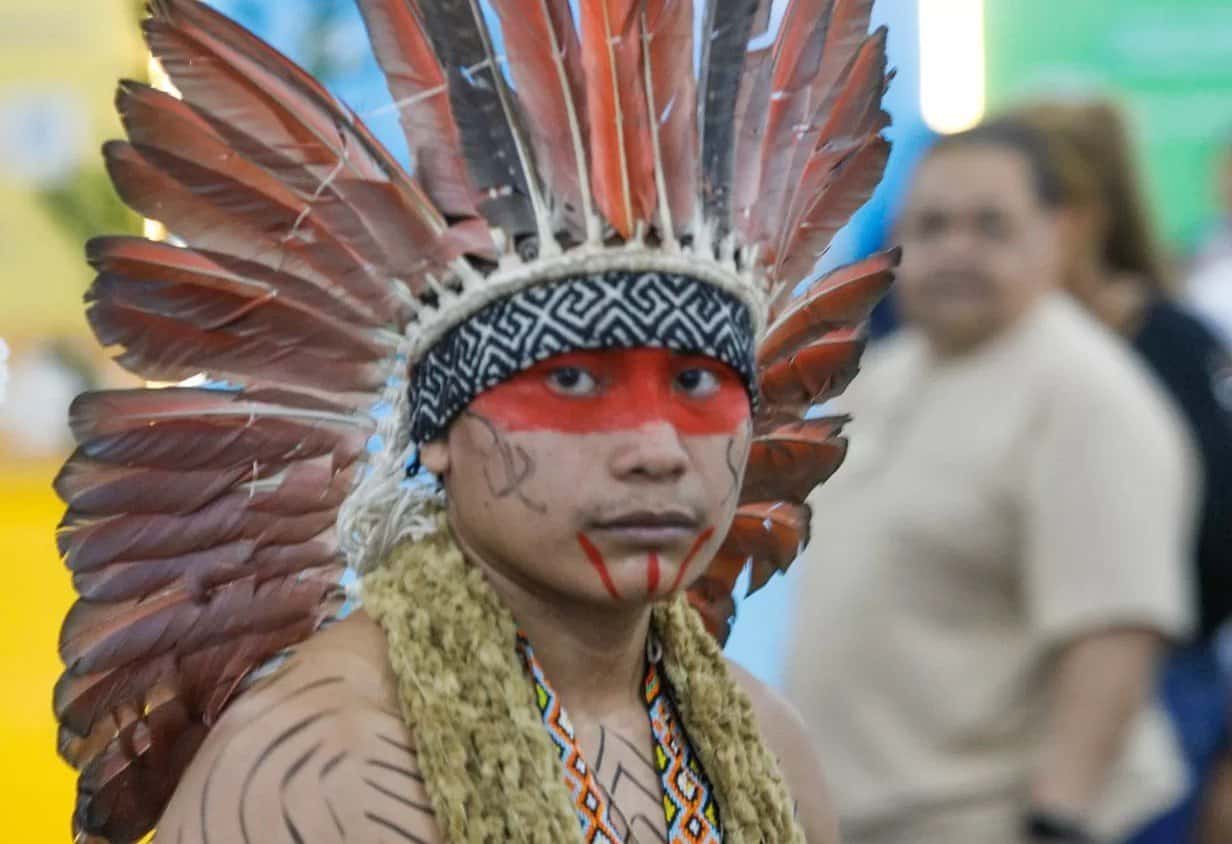Indígenas Yawanawá fazem desfile com com trajes de sua cultura na Expoacre