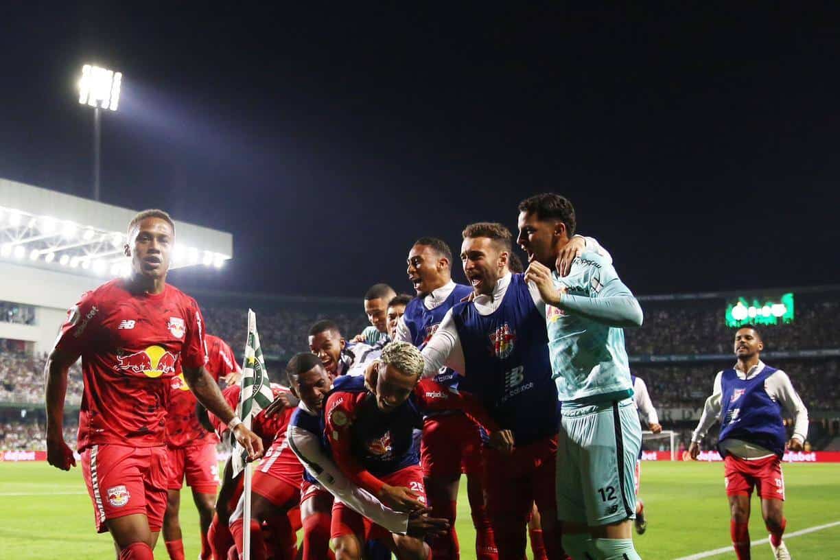 Red Bull Bragantino vence Coritiba fora de casa e cola no G-4 do Brasileirão