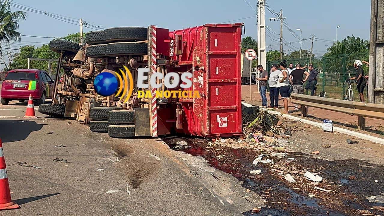 Motorista tenta evitar colisão e tomba caminhão com entulho na Via Verde