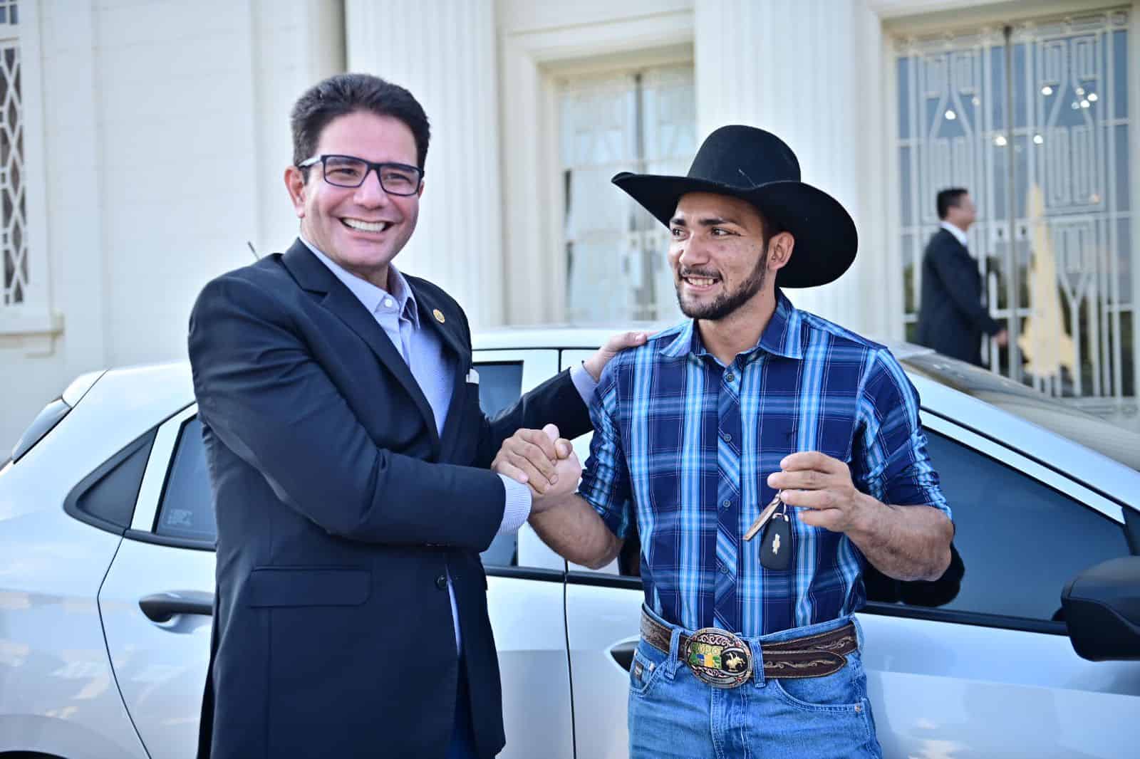 Gladson Cameli entrega Onix ao campeão do rodeio em menos de 24 horas após a final