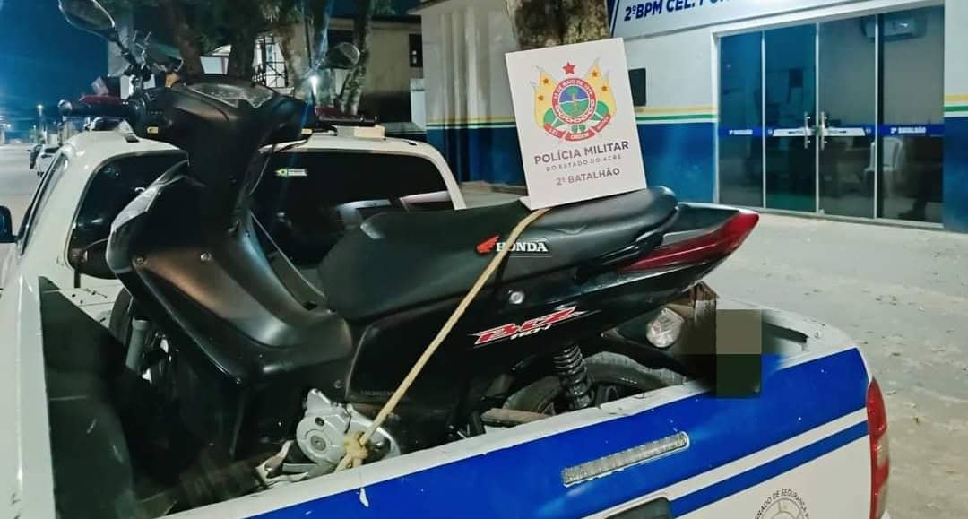 PM recupera moto roubada em terreno baldio no bairro Taquari