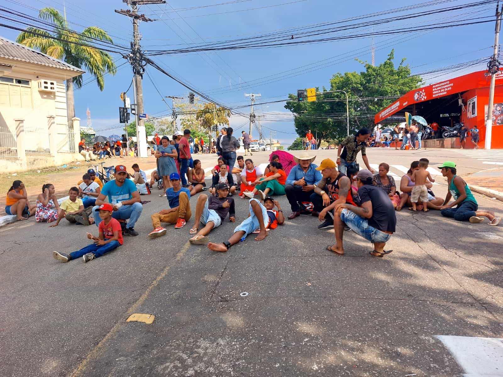 Moradores da invasão Terra Prometida continuam fechando ruas de Rio Branco