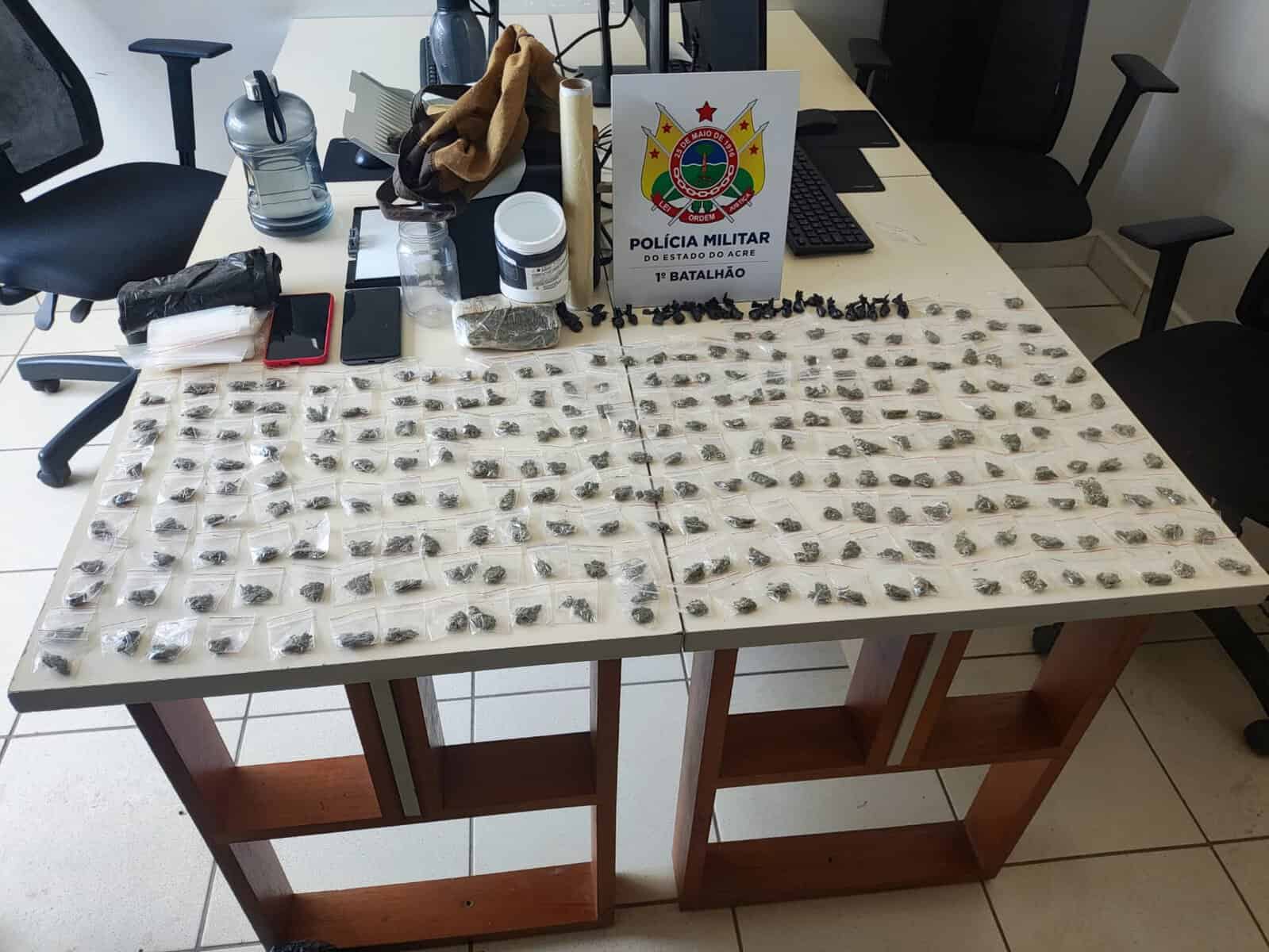 Homem é preso por tráfico com droga enterrada em quintal no Calafate