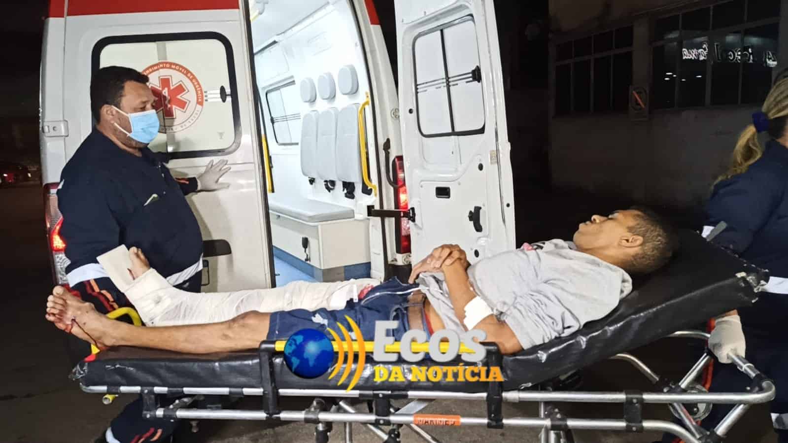 Jovem é abordado por bandidos na frente de sua casa e é ferido a tiros, na capital