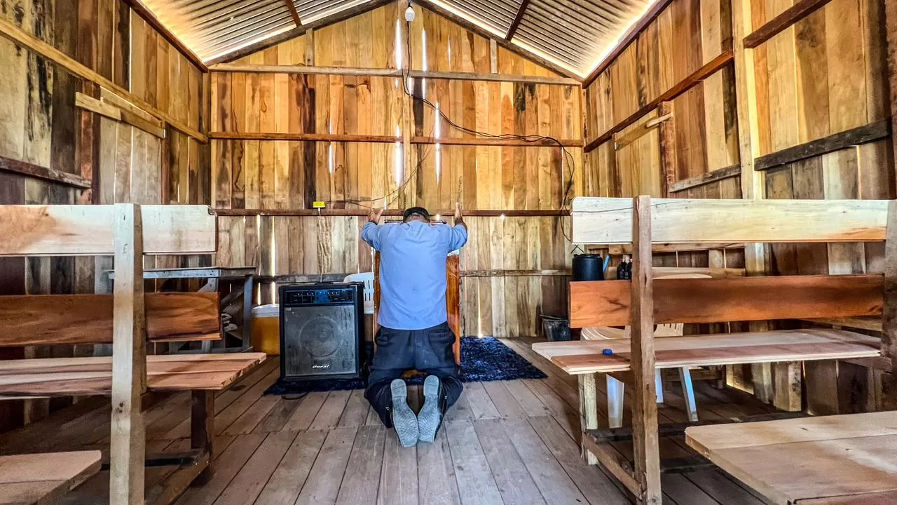 Pastor ora e pede interferência divina em reintegração de posse no Irineu Serra