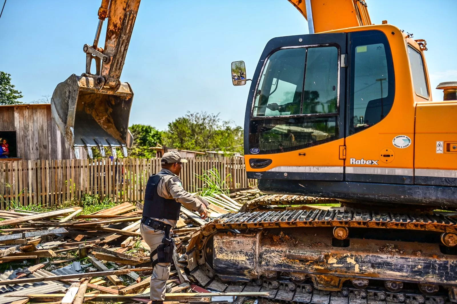 Após confronto, tiros e bombas, polícia ocupa invasão no Irineu Serra e destrói casas