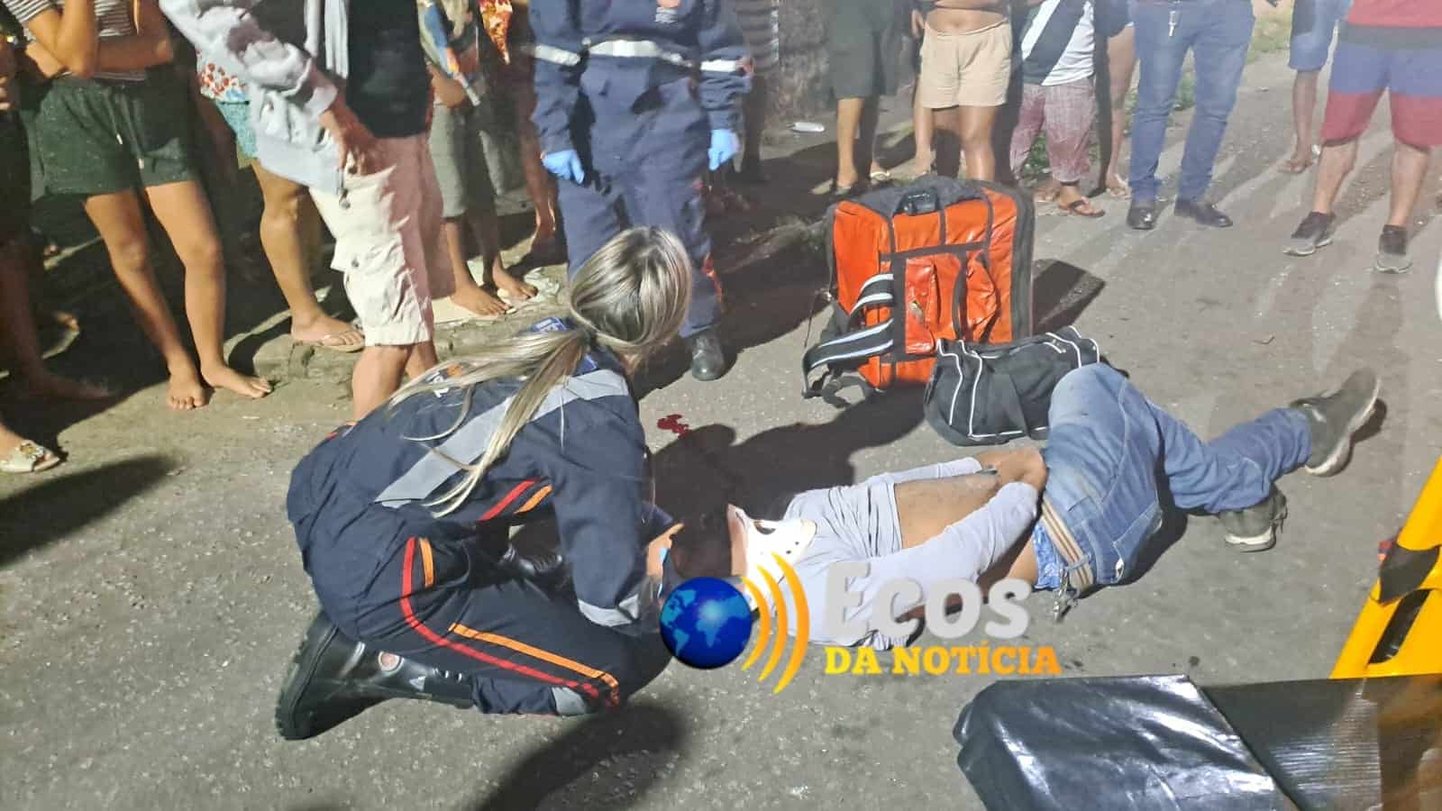 Motoboy fica em estado grave ao colidir contra ônibus no bairro Nova Estação