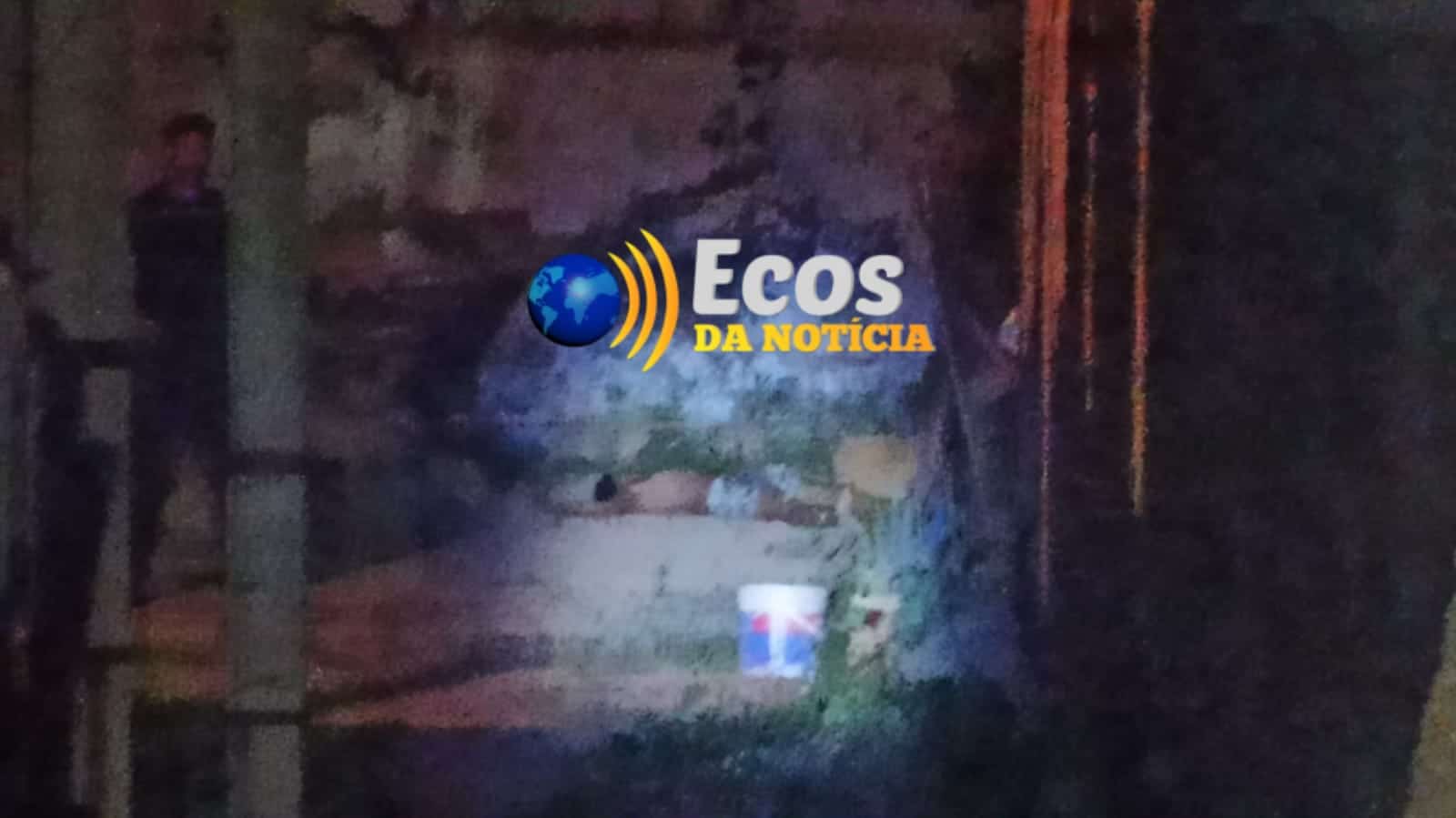 Adolescente fere pai com enxada na mão, faz ameaças a populares e é morto