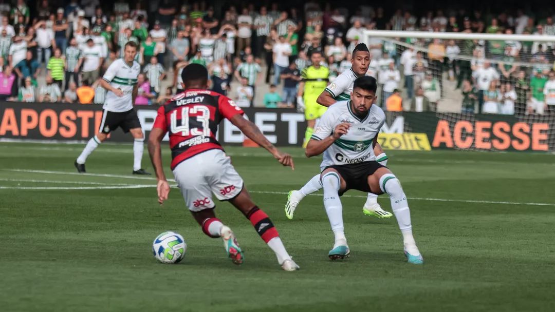 Flamengo vira sobre o Coritiba e sobe para a terceira colocação