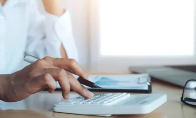 conceito-economico-de-economia-de-financas-contabilista-feminino-ou-calculadora-de-uso-de-banqueiro