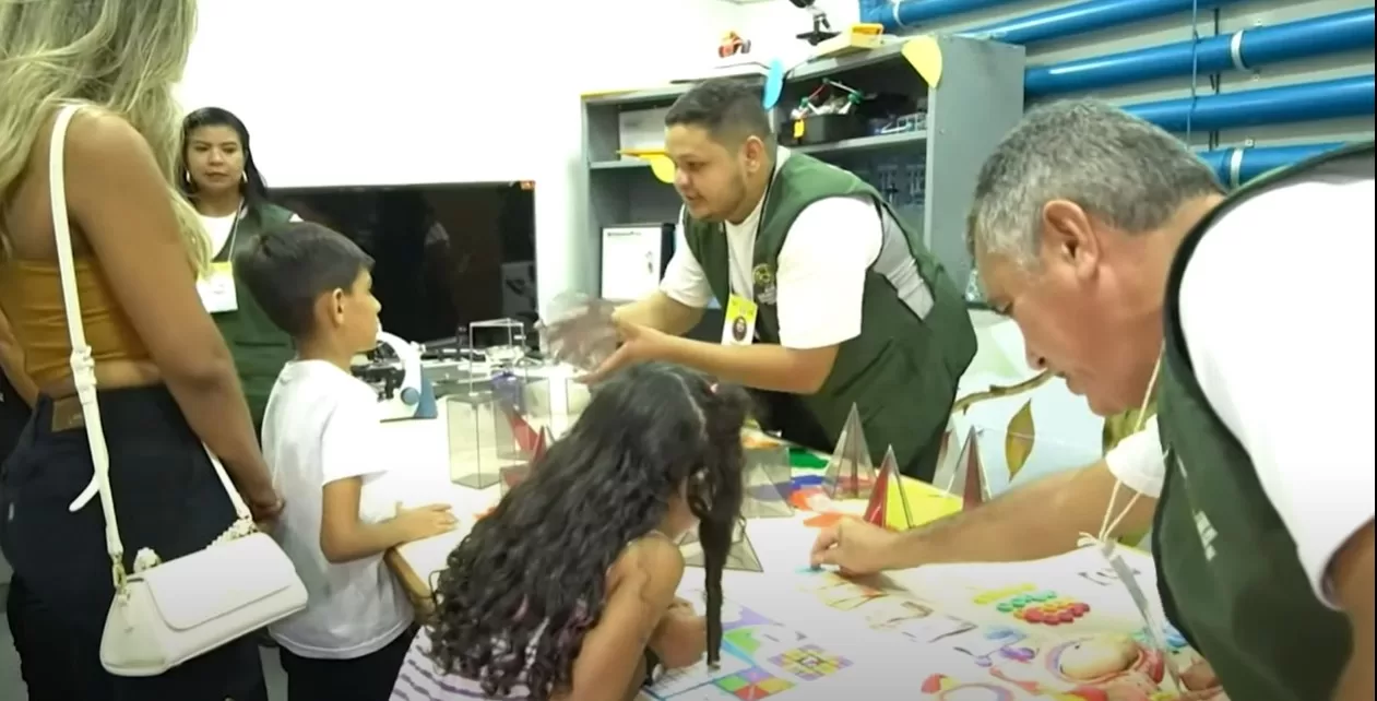 Estande da Secretaria de Educação mostra laboratórios na Expoacre 2023