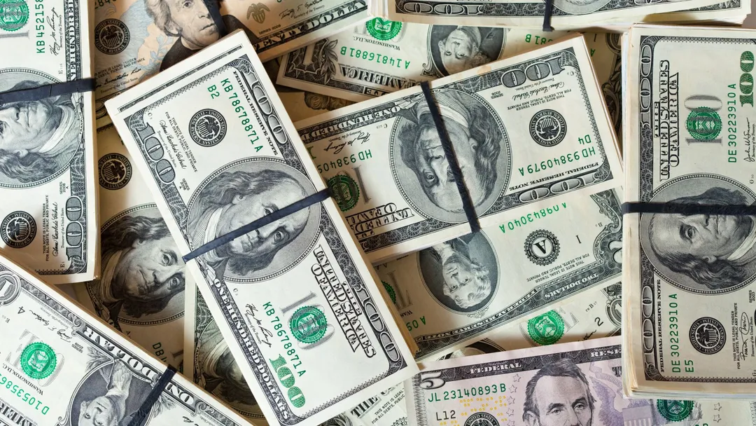 Antes de decisão sobre juros, dólar sobe e fecha a R$ 4,80