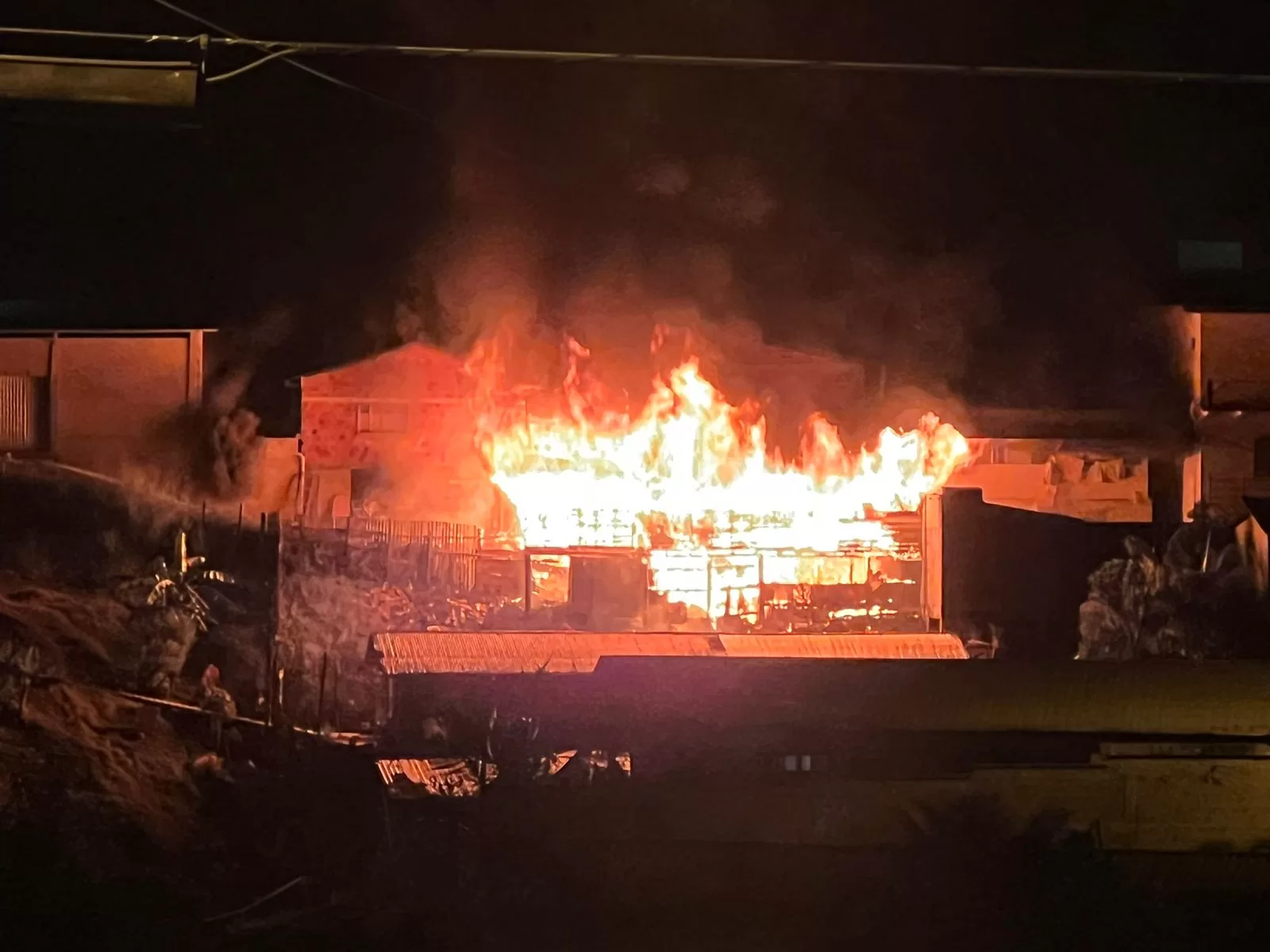 Incêndio de grandes proporções atinge três residências no município de Cruzeiro do Sul