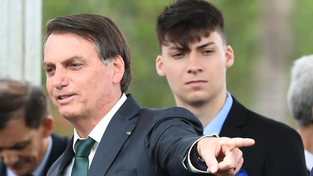 Jair Renan visitou e levou itens do acervo privado de Bolsonaro do Planalto