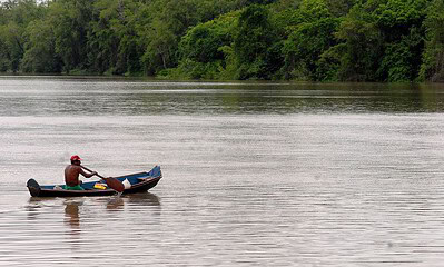 Santarem Novo (PA) pescador do carangueijo as margens do Rio Maracanã  que é o principal acidente hidrográfico do município. É o rio que separa Santarém Novo do município de Maracanã