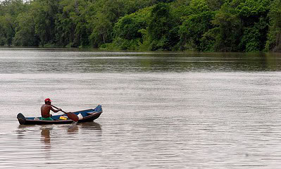 Santarem Novo (PA) pescador do carangueijo as margens do Rio Maracanã  que é o principal acidente hidrográfico do município. É o rio que separa Santarém Novo do município de Maracanã