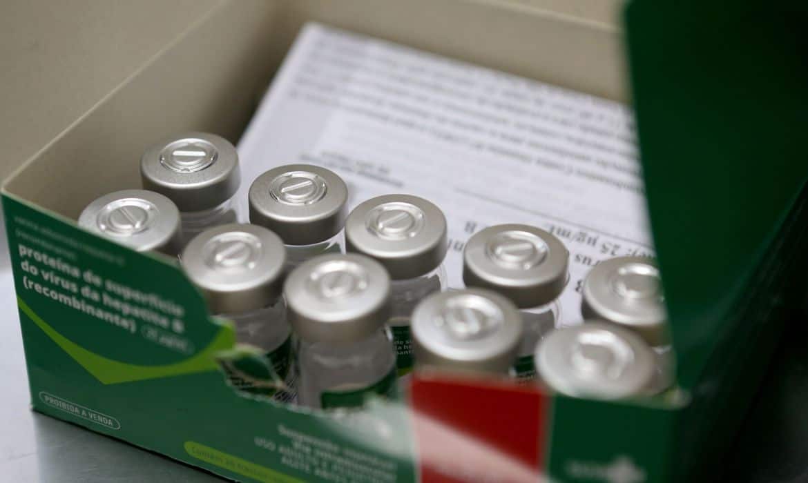 Vacina da hepatite B foi primeira prevenir contra 1 tipo de câncer