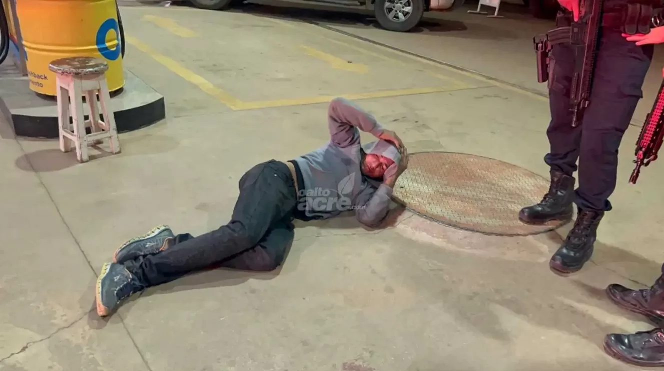 Criminoso usa arma de brinquedo e acaba ferido a tiro em tentativa de assalto em posto de combustíveis