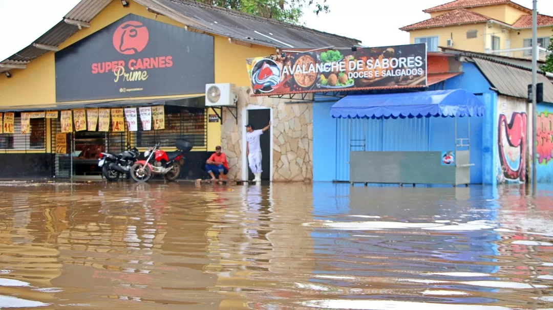 Prefeitura regulamenta auxílio de até R$ 4 mil para atingidos pelas enxurradas na Capital