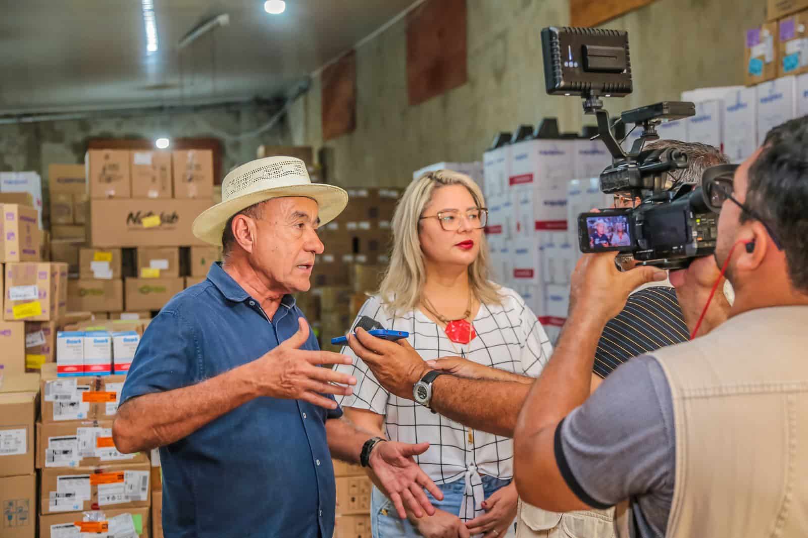 Prefeito visita depósito de medicamentos do município e anuncia ampliação das unidades