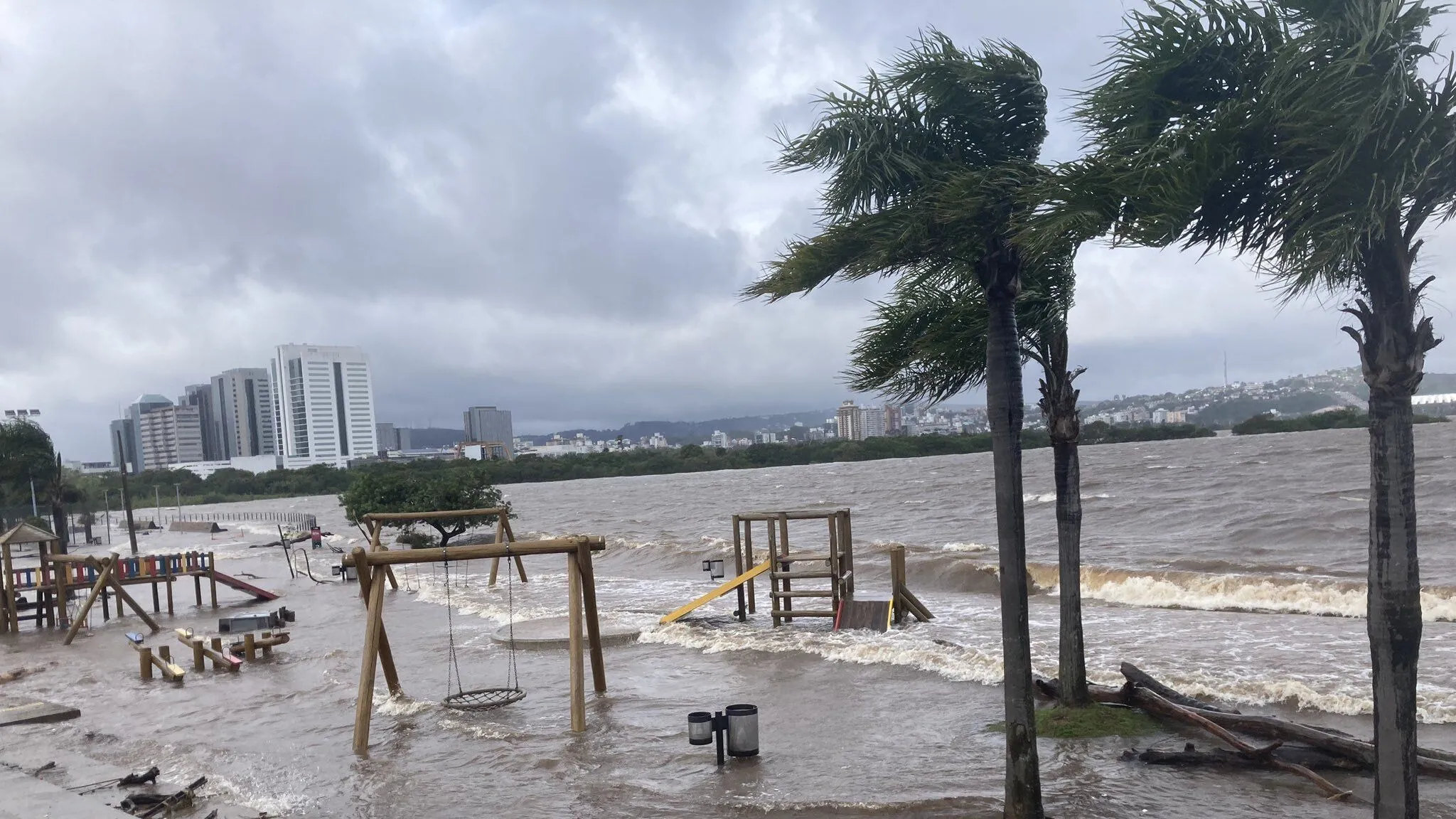Águas do Guaíba invadem a orla de Porto Alegre; cidade entra em alerta por ciclone