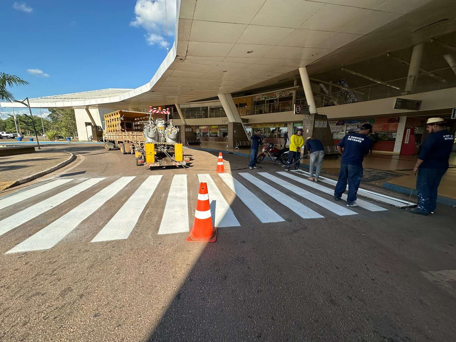 Prefeitura realiza sinalização viária para garantir mais segurança no trânsito