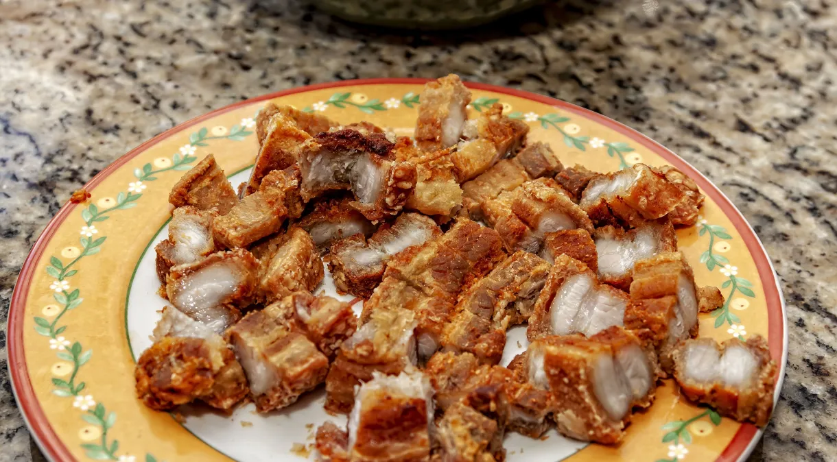 Mulher é condenada por fazer oração islâmica antes de comer carne suína na Indonésia