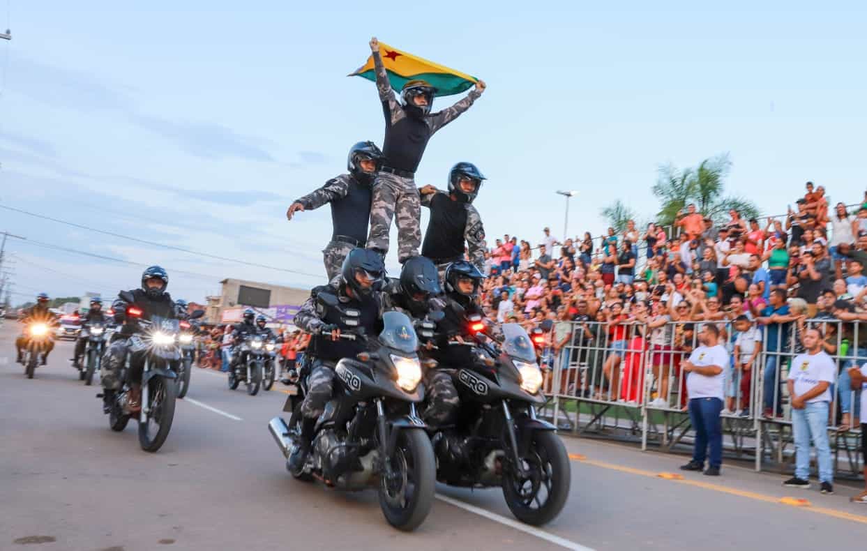 Desfile cívico-militar marca o aniversário de 119 anos do município de Sena Madureira