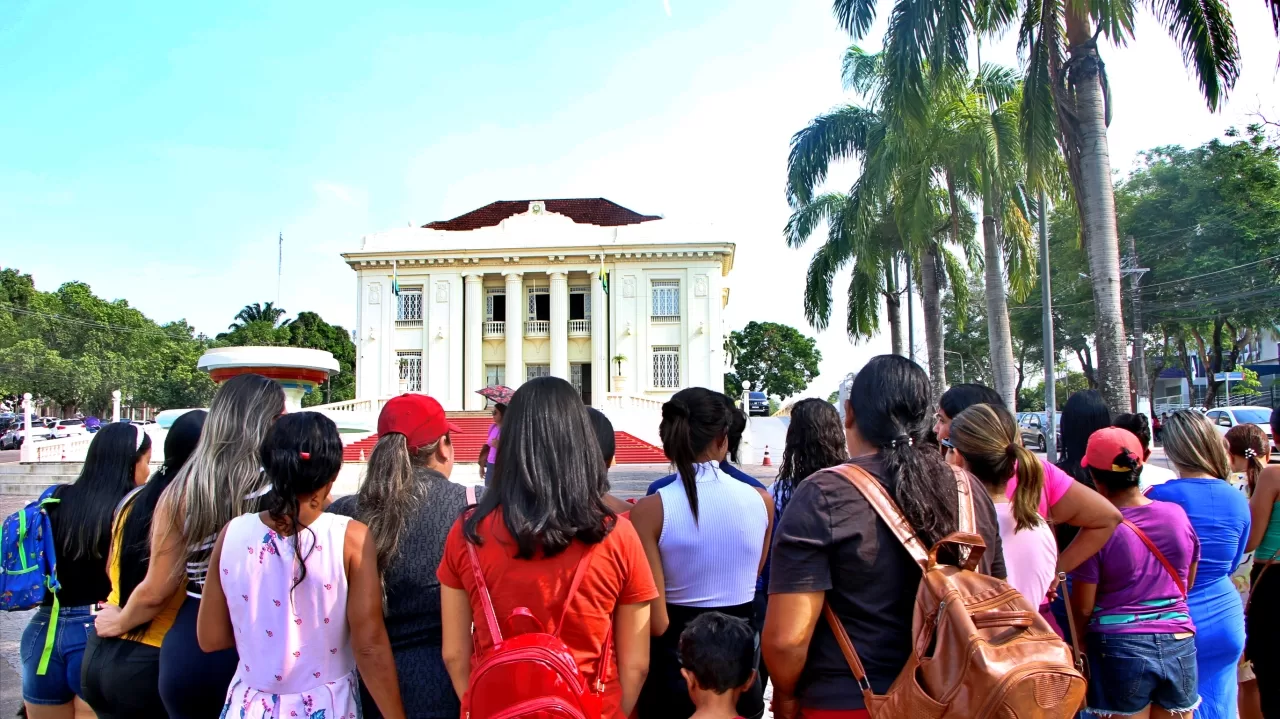 Familiares protestam pelo fim de restrições às visitas a detentos e melhor alimentação em presídios