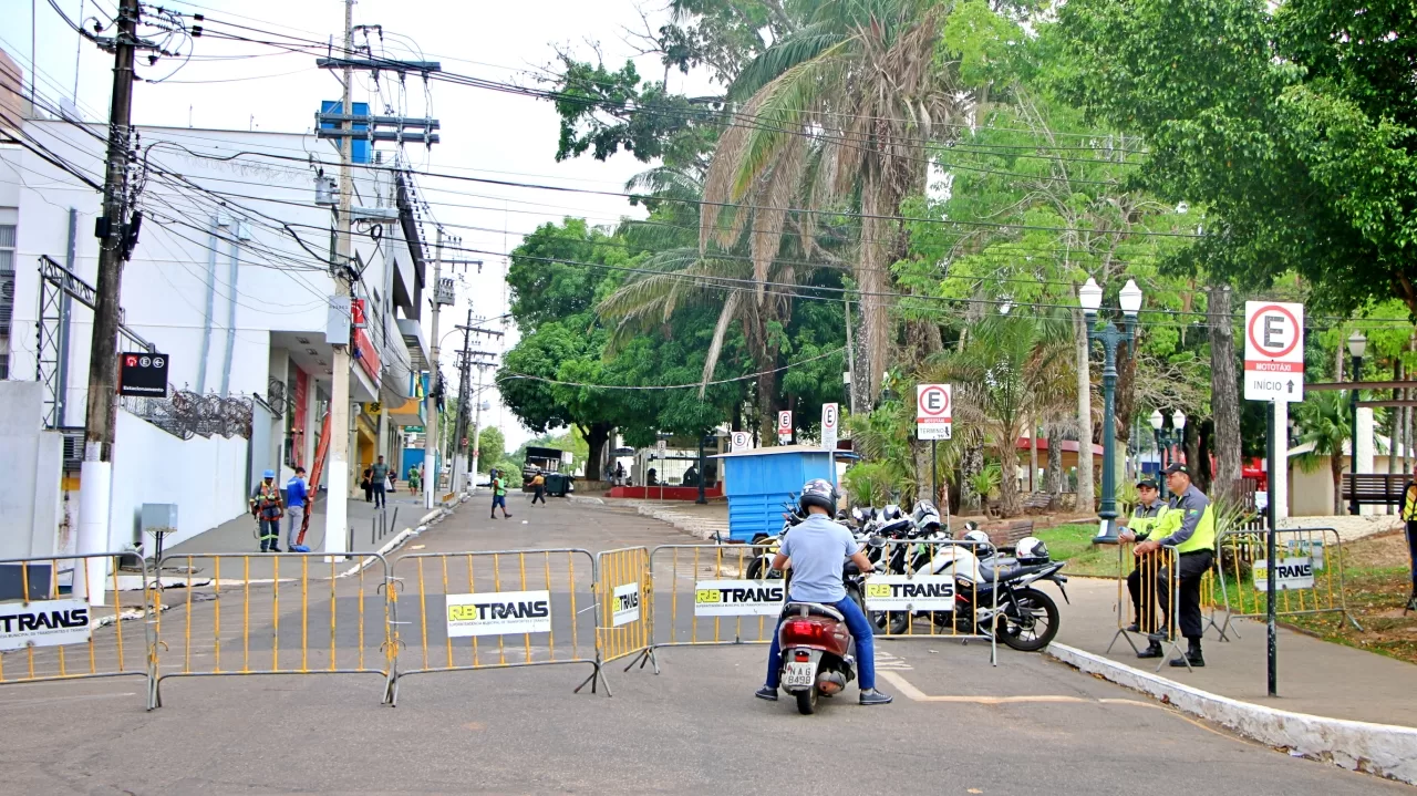 Rua no Centro é interditada para transporte de alto valor à agência em Rio Branco