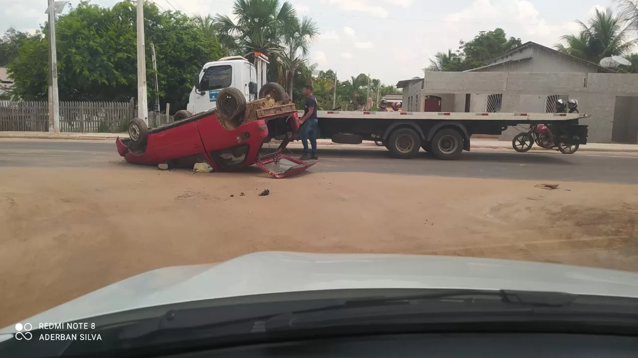 Carro cai de guincho do Detran na avenida principal de Mâncio Lima