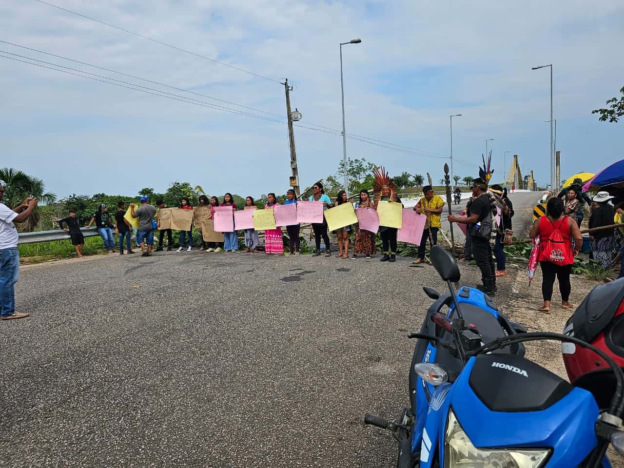 Tráfego bloqueado na BR-364 em manifesto de indígenas no município de Feijó