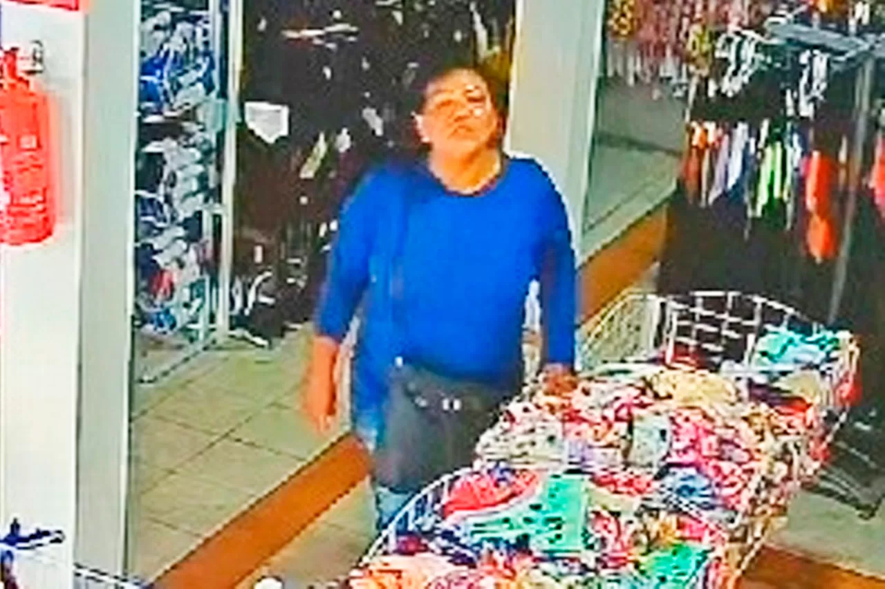Mulher distrai vendedora de loja enquanto outra furta mais de mil reais em roupas no Acre