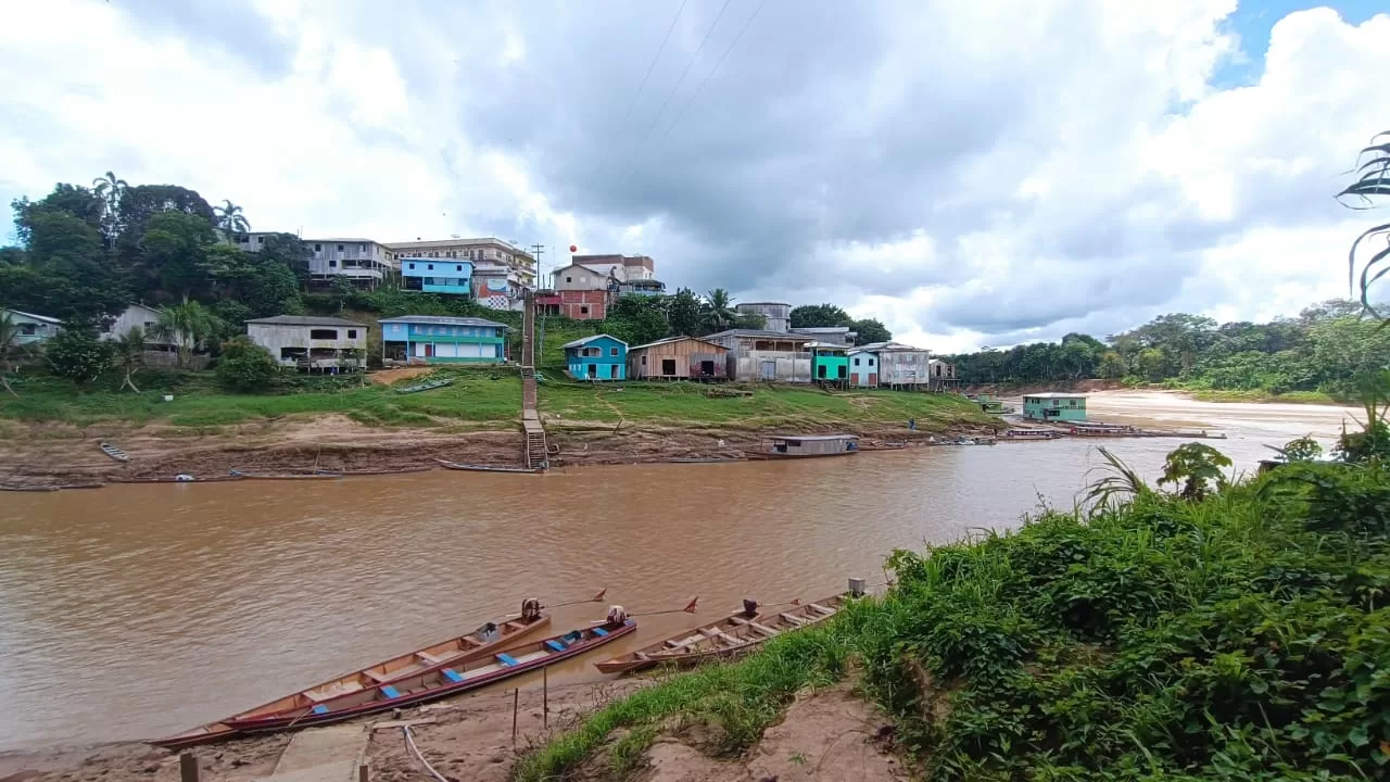 Morte de peixes no Rio Amônia atinge aldeia e abastecimento de água em cidade do Acre