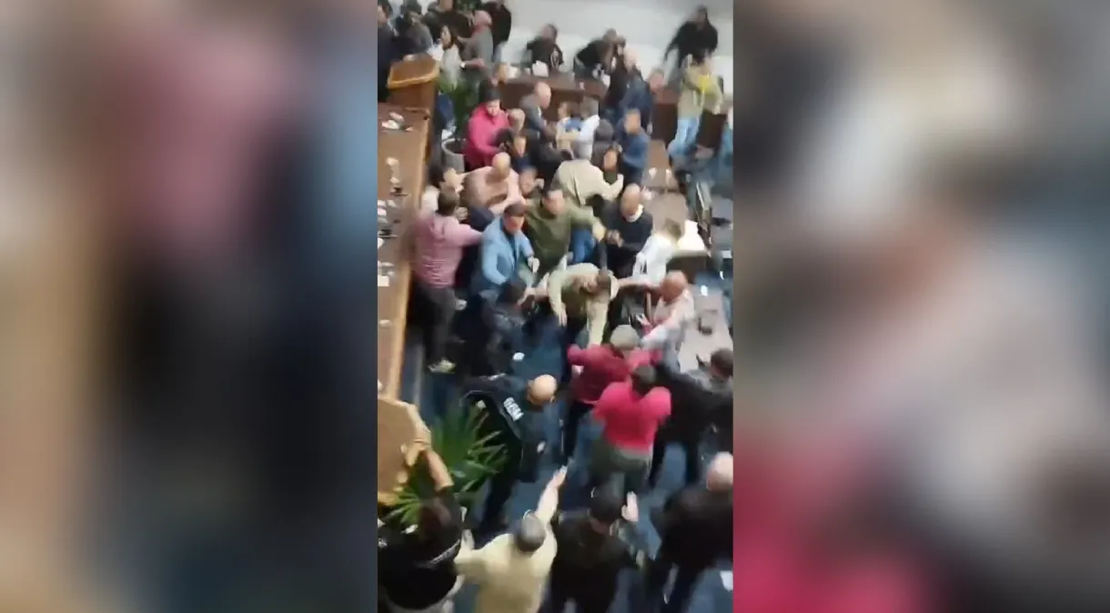 Audiência acaba em pancadaria em Câmara de vereadores na Grande SP; veja vídeo