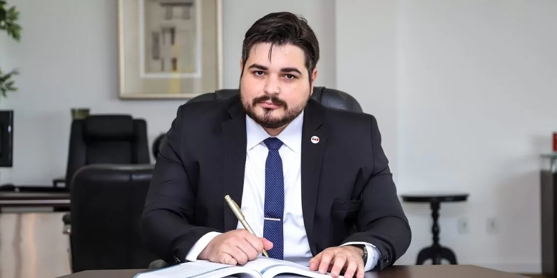 Justiça obriga advogado acusado de agredir ex-mulher a usar tornozeleira eletrônica