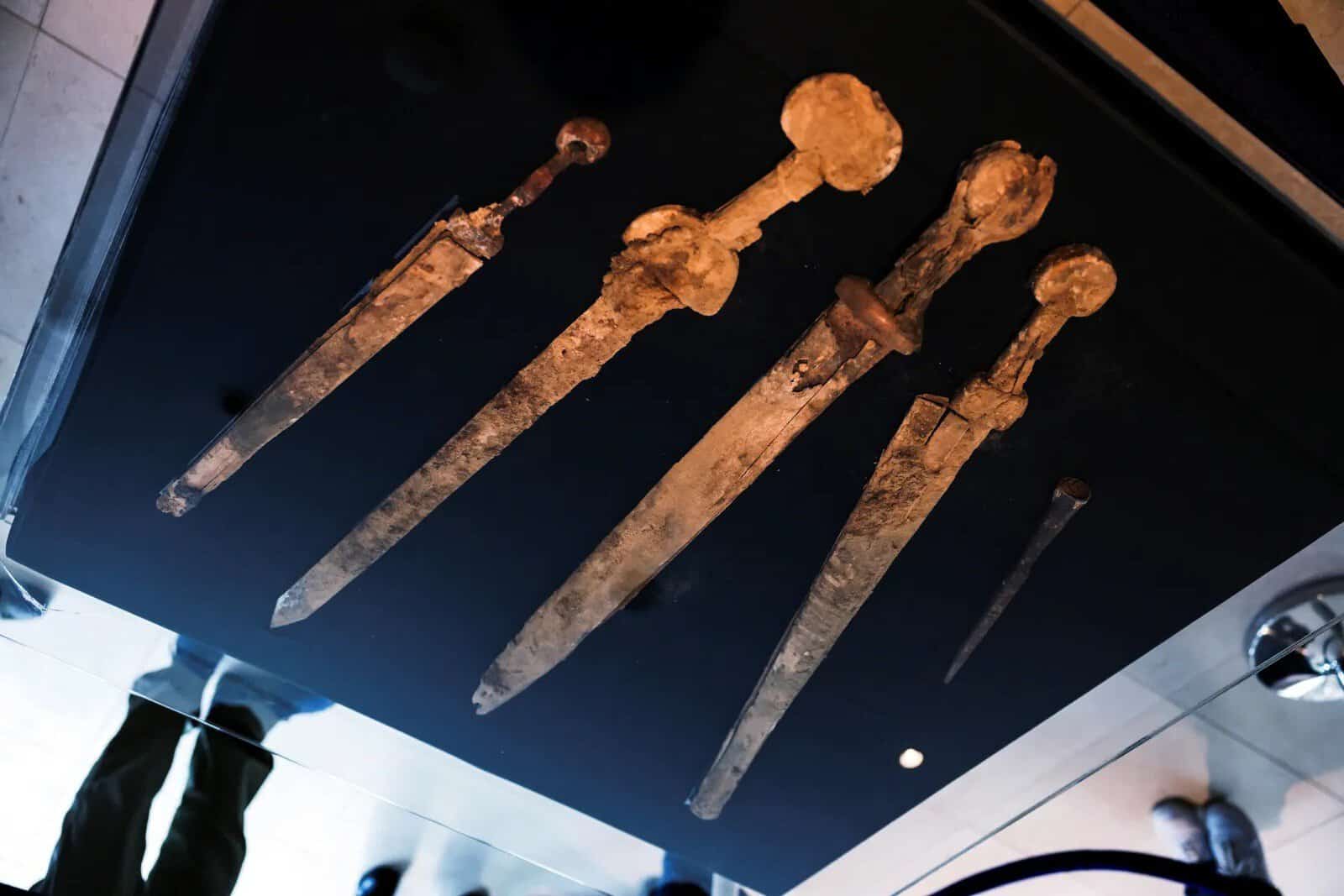 Arqueólogos encontram quatro espadas de rebeldes judeus da época de Roma Antiga