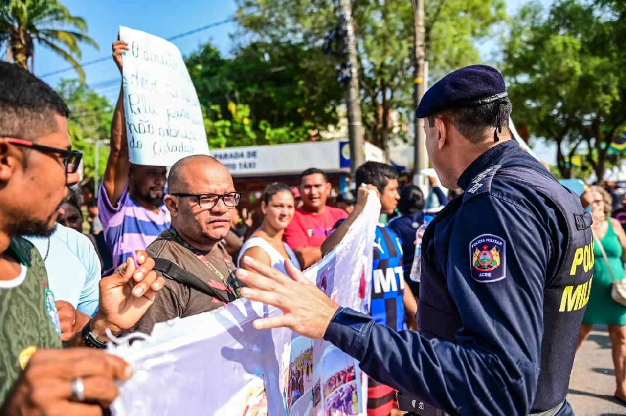 Ex-moradores da Terra Prometida são escoltados e impedidos de acessar avenida